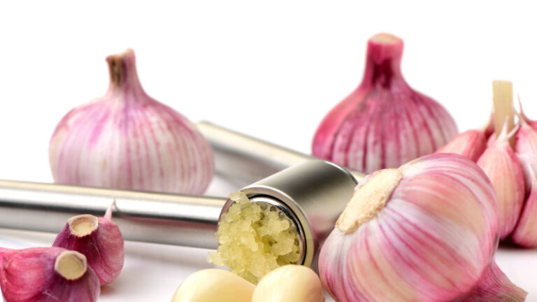 12 Amazing Health Benefits of Eating Garlic for Men & Women